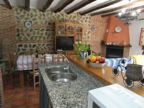 Refrigerador, microondas, horno y utensilios de cocina 