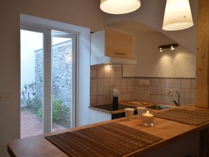 Fridge, microwave, oven, cookware/dishes/utensils - Gemütliches historisches Haus mit Dachterrasse by Interhome (Granada)