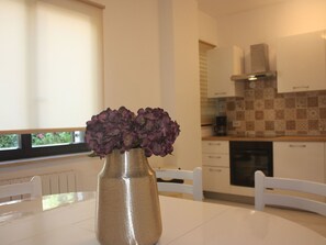 Fridge, oven, dishwasher, cookware/dishes/utensils