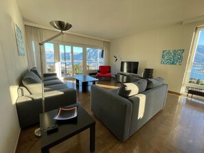 TV, DVD player - mit Panorama-Sicht und Schwimmbad by Interhome (Locarno)