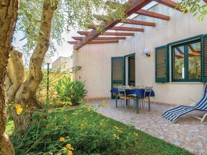 Outdoor dining - Mini-Wohnung in einer Residenz-Lösung by Interhome (Marsala)