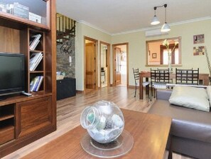 TV - "Casa Rural Las Eras". by Interhome (Güevéjar)