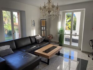 Televisión y chimenea 