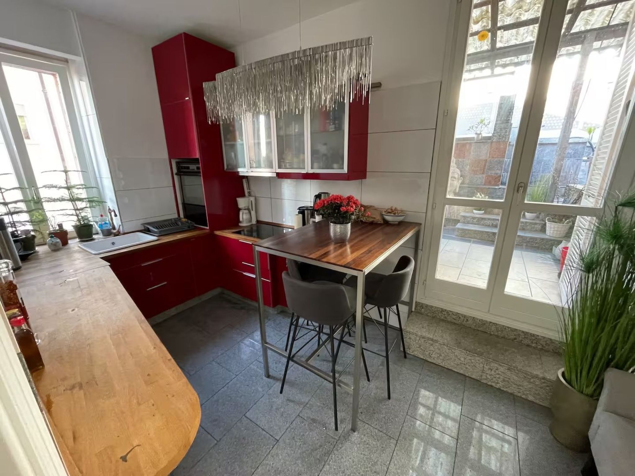 Réfrigérateur, batterie de cuisine, vaisselle et ustensiles