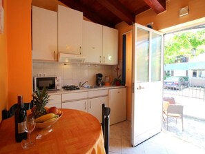 Réfrigérateur, micro-ondes, batterie de cuisine, vaisselle et ustensiles
