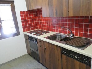 ثلاجة، فرن، غسالة أطباق، مستلزمات طهي/أطباق/أوعية