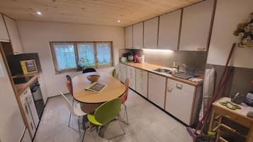 Kühlschrank, Mikrowelle, Ofen, Kochgeschirr/Geschirr/Besteck