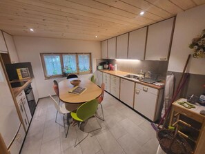 Fridge, microwave, oven, cookware/dishes/utensils - Haus Balm by Interhome (Meiringen)