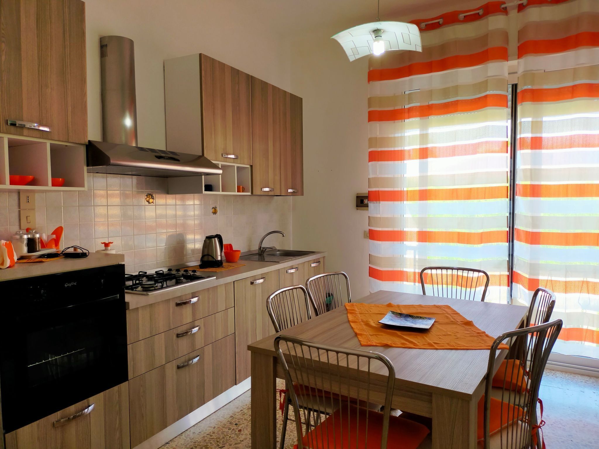 Réfrigérateur, four, batterie de cuisine, vaisselle et ustensiles