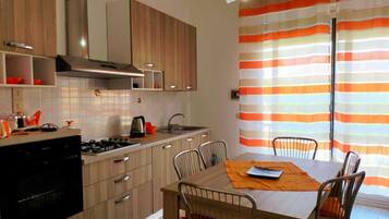 Réfrigérateur, four, batterie de cuisine, vaisselle et ustensiles