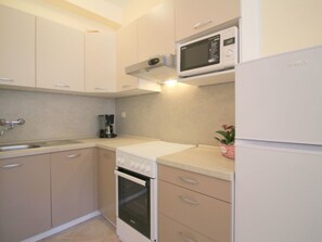 Kühlschrank, Mikrowelle, Ofen, Geschirrspüler