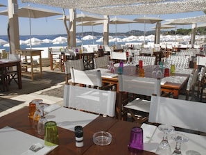 Unclassified image, 3 of 39, button - mit Garten, Grill und Terrasse by Interhome (Les Issambres)