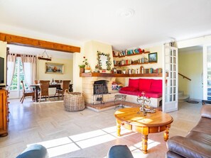 TV, fireplace - Villa Regina by Interhome (Les Issambres)