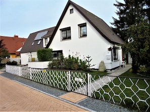 Exterior - Geräumige Ferienwohnung in Zingst mit Terrasse by Interhome (Ostseebad Zingst)