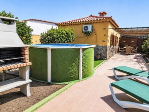 A backyard with a barbecue grill, a hot tub, and outdoor seating. - "La Almendra" mit Terrasse by Interhome (San Bartolomé de Tirajana)