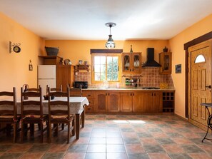 Kühlschrank, Mikrowelle, Kochgeschirr/Geschirr/Besteck