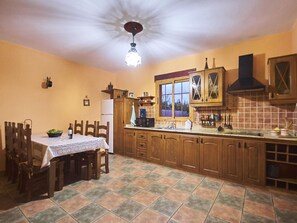 Kühlschrank, Mikrowelle, Kochgeschirr/Geschirr/Besteck