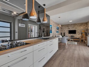 Fridge, oven, dishwasher, cookware/dishes/utensils - Schönes Steinhaus Villa Toni mit Pool by Interhome (Tučepi)