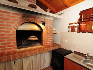 Fridge, microwave, oven, cookware/dishes/utensils - Apartment Sara by Interhome (Zadar)