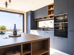 Kühlschrank, Geschirrspüler, Kochgeschirr/Geschirr/Besteck