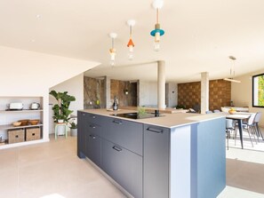 Kühlschrank, Geschirrspüler, Kochgeschirr/Geschirr/Besteck