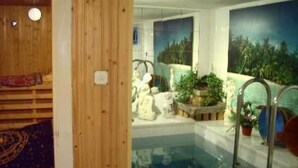 Ein Zimmer mit einer Holzwand, einem eingezäunten Pool und Blick auf eine tropische Landschaft.