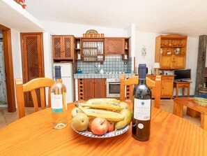 Kühlschrank, Mikrowelle, Ofen, Kochgeschirr/Geschirr/Besteck