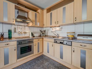 Fridge, oven, dishwasher, cookware/dishes/utensils - Apartment Sinaja by Interhome (Trogir/Okrug Donji)