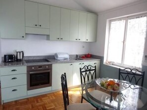 Kühlschrank, Mikrowelle, Ofen, Geschirrspüler