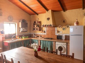 Refrigerador, microondas y utensilios de cocina 