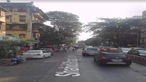 Eine Straße mit parkenden Autos und einem ausgewiesenen Fahrradweg.