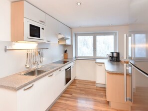 Refrigerador, microondas, horno y lavavajillas 