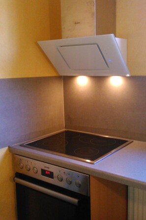 Fridge, microwave, oven, cookware/dishes/utensils - Wohnung in Altengroden mit Garten by Interhome (Wilhelmshaven)