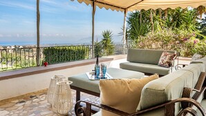 Terrace/patio - Villa Tommaso Maruggi Jacuzzi und privater Pool by Interhome (Alcamo)