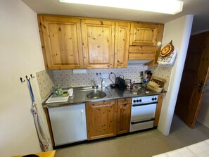 Kühlschrank, Ofen, Kochgeschirr/Geschirr/Besteck