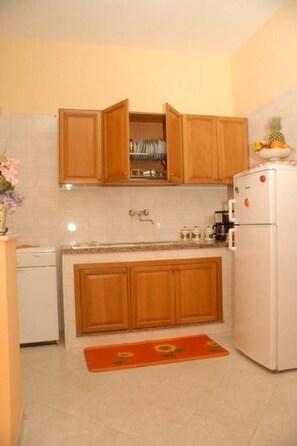 Fridge, microwave, oven, cookware/dishes/utensils - Wohnung in Balestrate mit kostenlosem Parkplatz by Interhome (Balestrate)