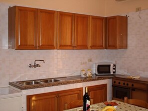 Fridge, microwave, oven, cookware/dishes/utensils - Wohnung in Balestrate mit kostenlosem Parkplatz by Interhome (Balestrate)