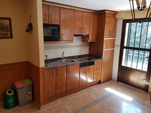 Fridge, microwave, cookware/dishes/utensils - Mitten in der Natur by Interhome (Navarredonda de Gredos)
