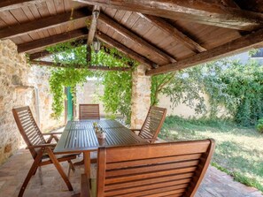 Outdoor dining - Wunderschöne Steinvilla mit privatem Garten und Terrasse by Interhome (Bokordici)