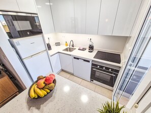 Kylskåp, mikrovågsugn, ugn och diskmaskin