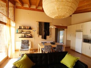 Fernseher, Kamin, DVD-Player