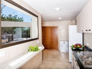 Fridge, microwave, oven, dishwasher - Schöne Villa in Cala Millor, Cala Bona by Interhome (Cala Bona)