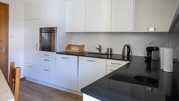 Kühlschrank, Ofen, Geschirrspüler, Kochgeschirr/Geschirr/Besteck