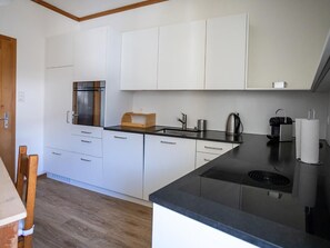 Kühlschrank, Ofen, Geschirrspüler, Kochgeschirr/Geschirr/Besteck