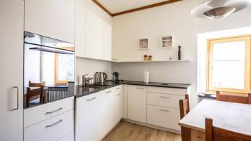 Kühlschrank, Ofen, Geschirrspüler, Kochgeschirr/Geschirr/Besteck