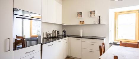 Kühlschrank, Ofen, Geschirrspüler, Kochgeschirr/Geschirr/Besteck