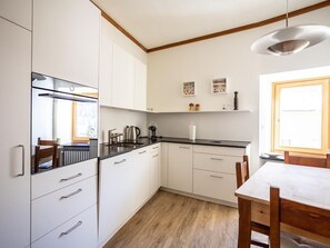 Kühlschrank, Ofen, Geschirrspüler, Kochgeschirr/Geschirr/Besteck