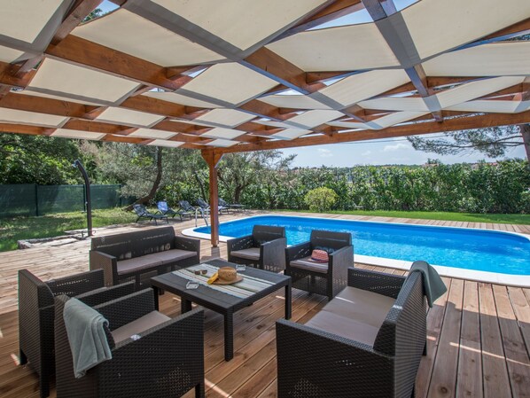 Pool - für 10 Personen und 2 Kinder in Juricani, Istrien (Istrische Riviera) by Interhome (Umag/Juricani)