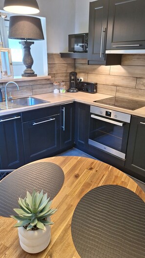 Frigorífico, microondas, horno y placa de cocina