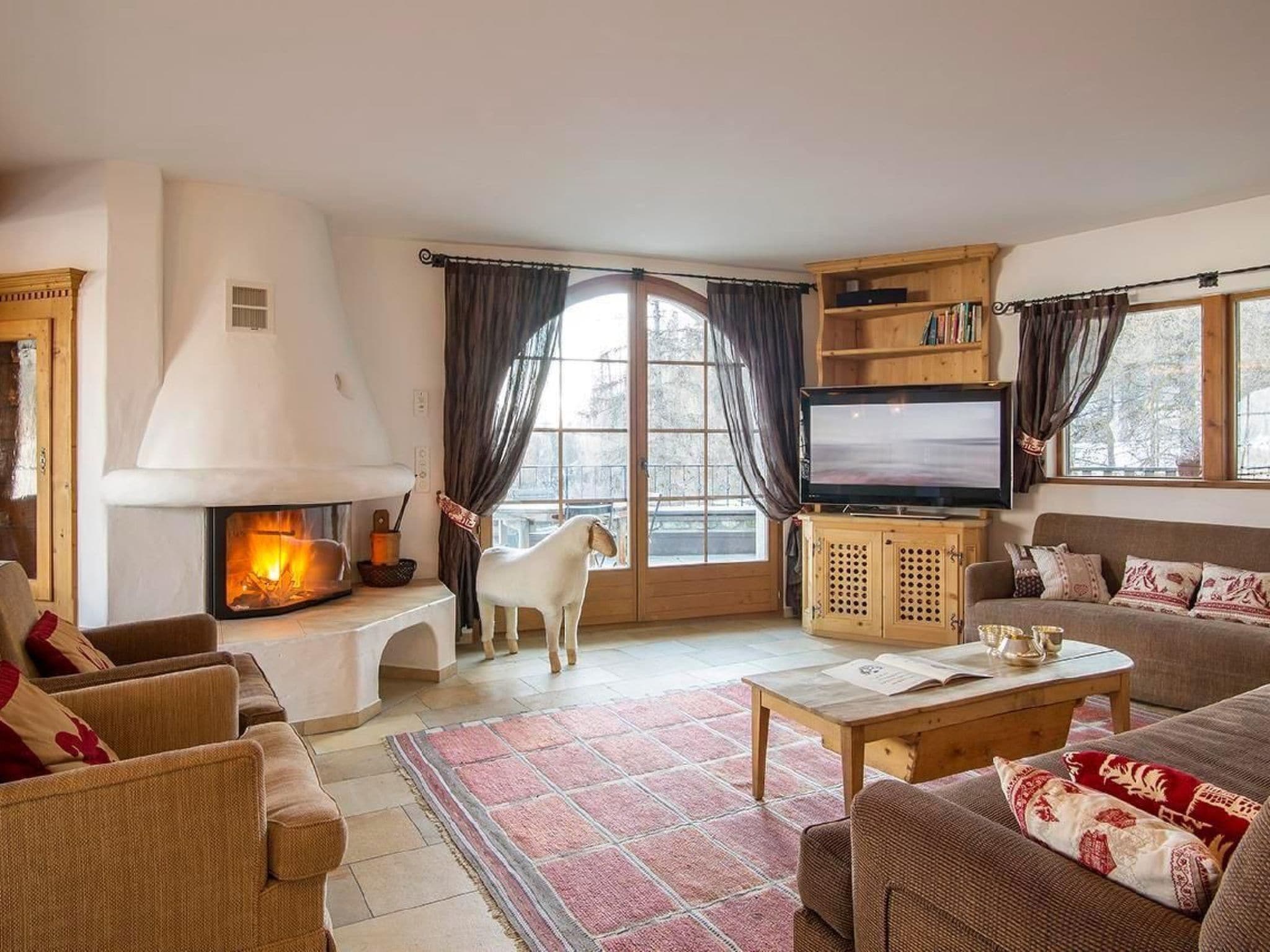 Fernseher, Kamin, DVD-Player